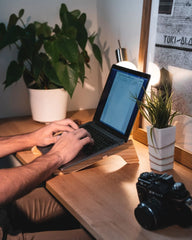 Support ordinateur bois recyclé Ekomodo à personnaliser