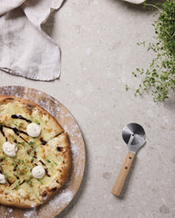 Roulette à pizza en bois de frêne Vinga Paso à personnaliser - 4