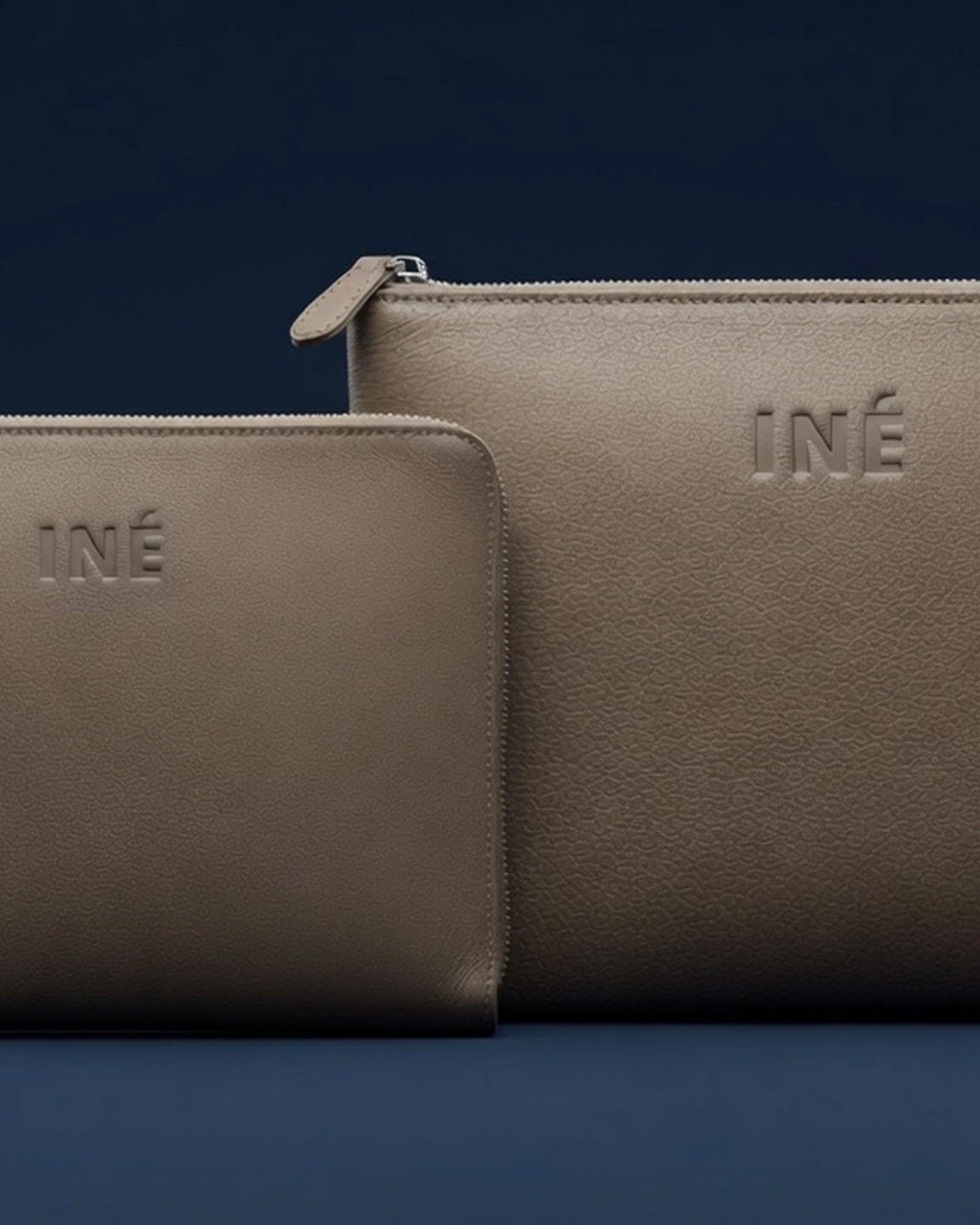 Pochette cuir recyclé INE 10/11" à personnaliser - 24
